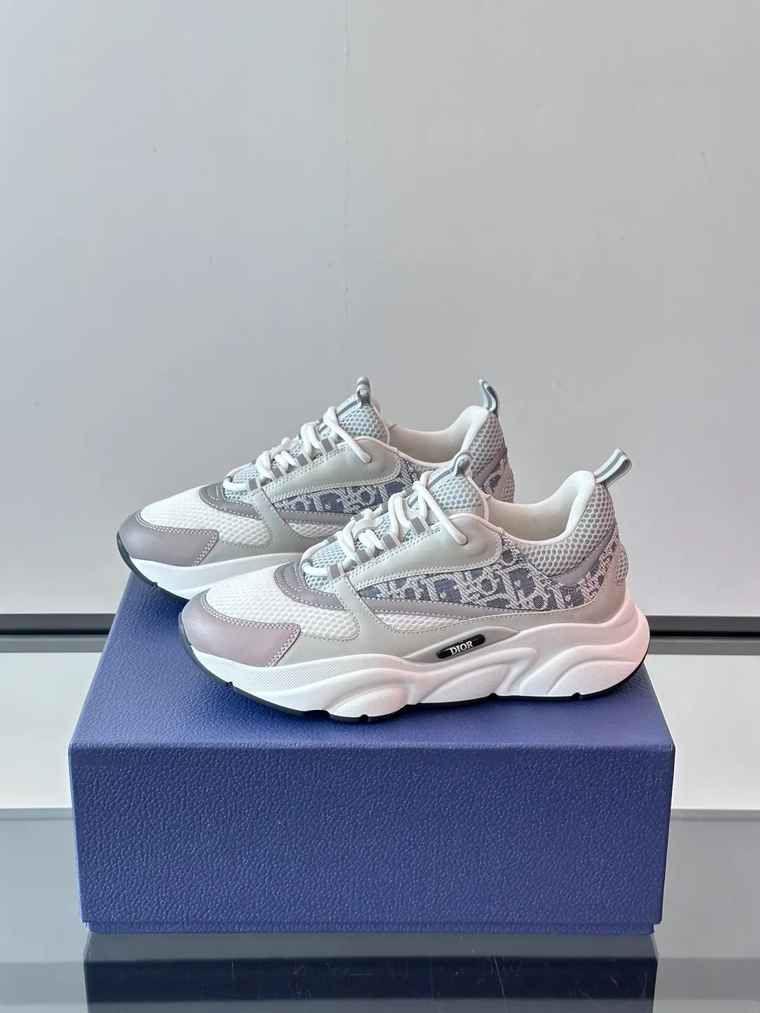 Factory price: 480💰 ◾️▫️Dior D®️ x 🆕 (high version) B22 men's jogging fashion sneakers, this single product draws inspiration from retro jogging shoes. It adopts a thick low-top design, with an upper made of black cow leather and mesh fabric, and a black and white engraved rubber sole. Black mesh fabric tongue and heel counters complement black laces, with an embossed "Di~r" logo embellishment on the side. These sneakers can be mixed and matched with a classic suit for a sporty chic look! Size: 39-45 (38, 46, 47 can be customized)